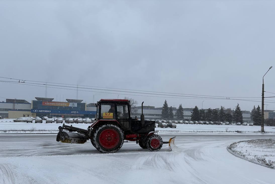 Дорожные службы Тольятти расчищают дороги от первого снега Дорожные службы Тольятти расчищают дороги от первого снега