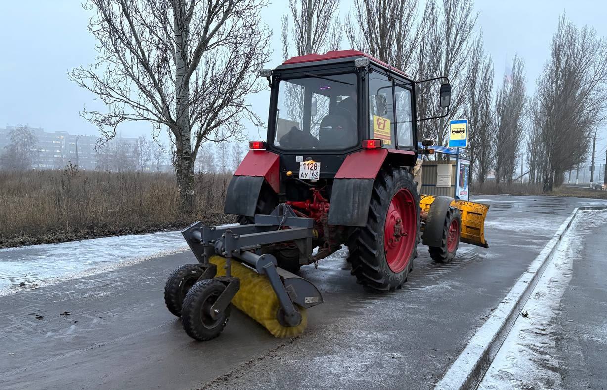 Дорожные службы Тольятти расчищают дороги от первого снега