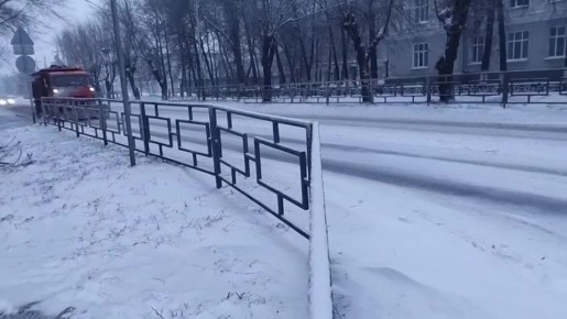 Уборка снега в городе идёт круглосуточно