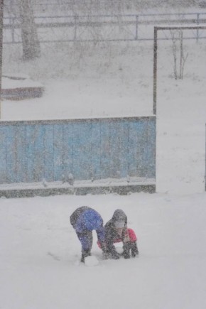 В городе лепят первых снеговиков