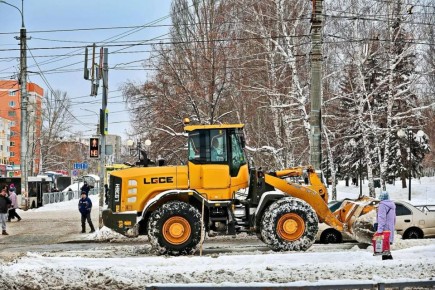 Колонны спецтехники убирают снег на дорогах в Самарской области