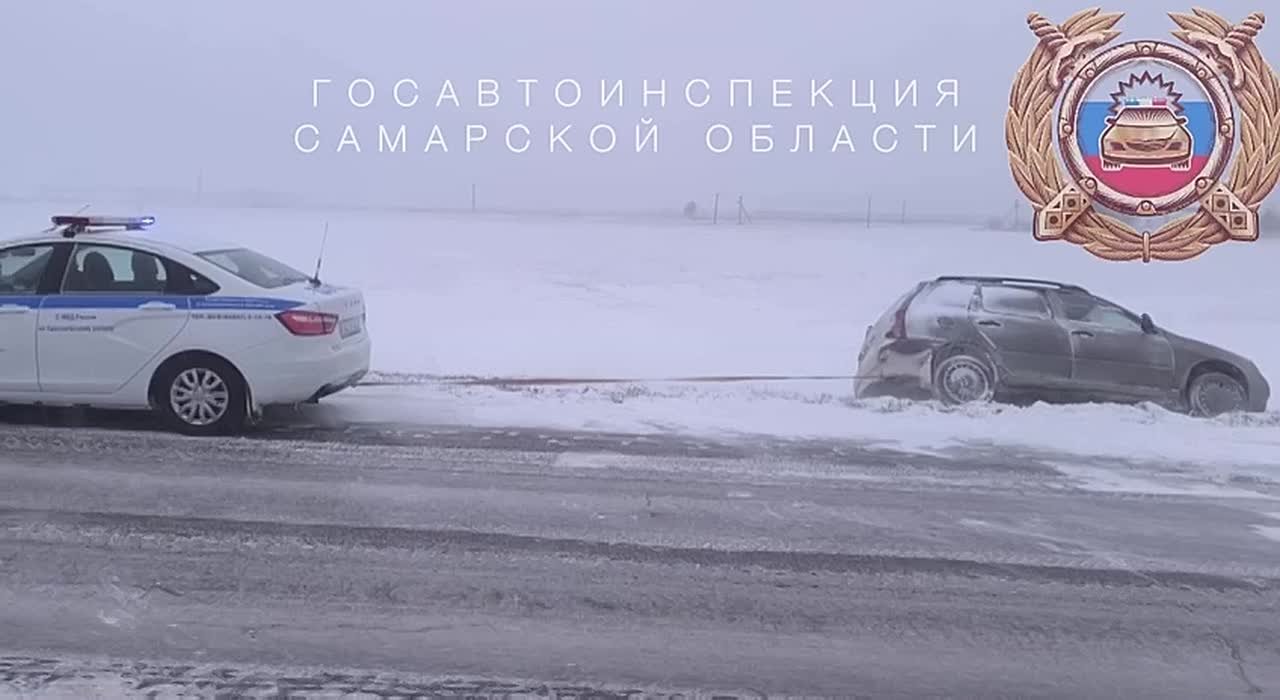 В Красноярском районе Самарской области сотрудники Госавтоинспекции оказали помощь водителю, попавшему в дорожно-транспортную ситуацию на скользкой дороге