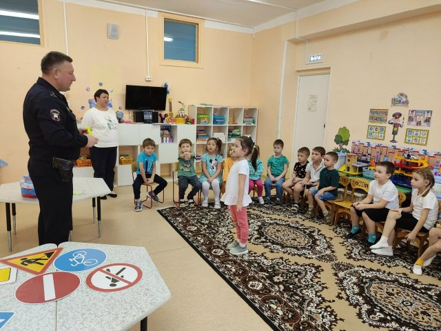 В Самарском регионе госавтоинспекторы продолжают вести профилактическую работу с юными участниками дорожного движения