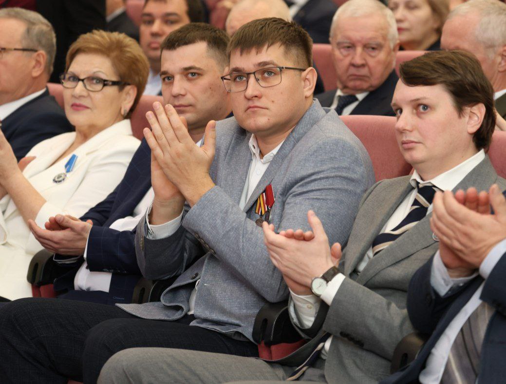 Вячеслав Федорищев вручил государственные награды сызранцам, которые добились выдающихся успехов в работе, внесли значительный вклад в развитие и процветание региона и страны Вячеслав Федорищев вручил государственные награды сызранцам, которые добились выдающихся успехов в работе, внесли значительный вклад в развитие и процветание региона и страны