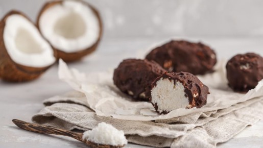 Изумительное кокосовое лакомство затмит магазинное: всего 15 минут, и десерт на столе