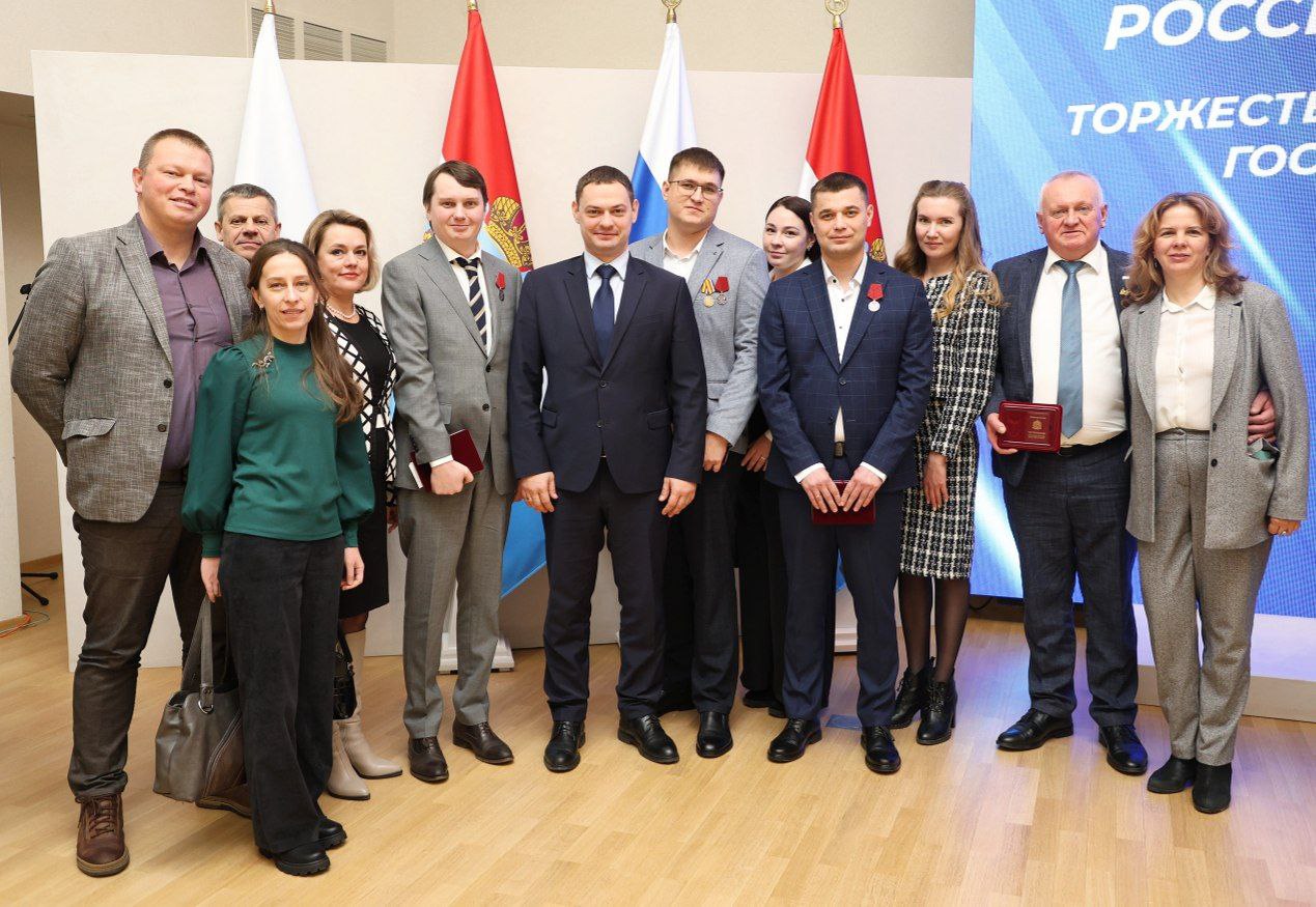 Вячеслав Федорищев вручил государственные награды сызранцам, которые добились выдающихся успехов в работе, внесли значительный вклад в развитие и процветание региона и страны