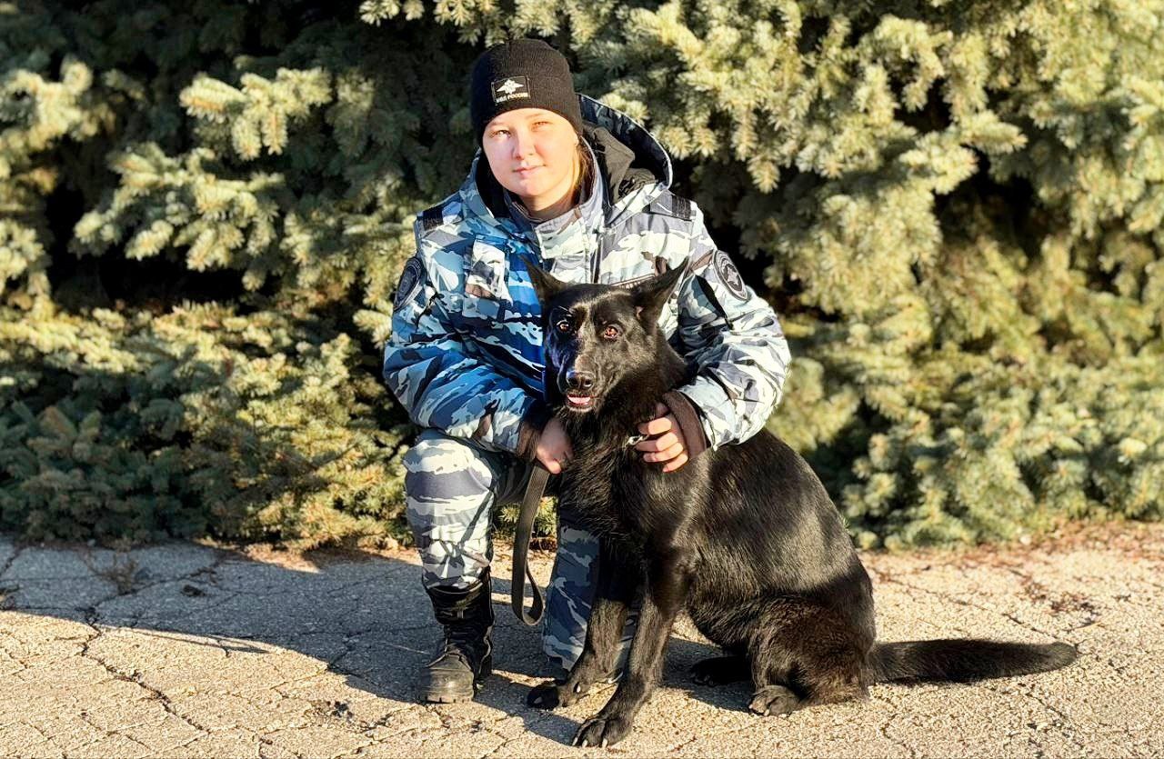 Сегодня знакомимся с Анастасией Артюхиной — младшим инспектором кинологической группы Сызранского ЛО МВД России на транспорте
