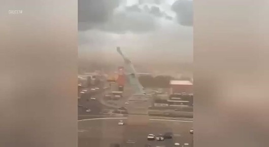 Ураганный ветер свалил 24-метровую копию американской статуи Свободы в бразильской Гуаибе