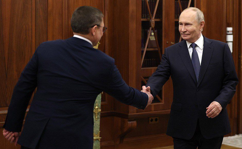 Президент России Владимир Путин провел встречу с секретарем Генсовета партии «Единая Россия» Владимиром Якушевым Президент России Владимир Путин провел встречу с секретарем Генсовета партии «Единая Россия» Владимиром Якушевым