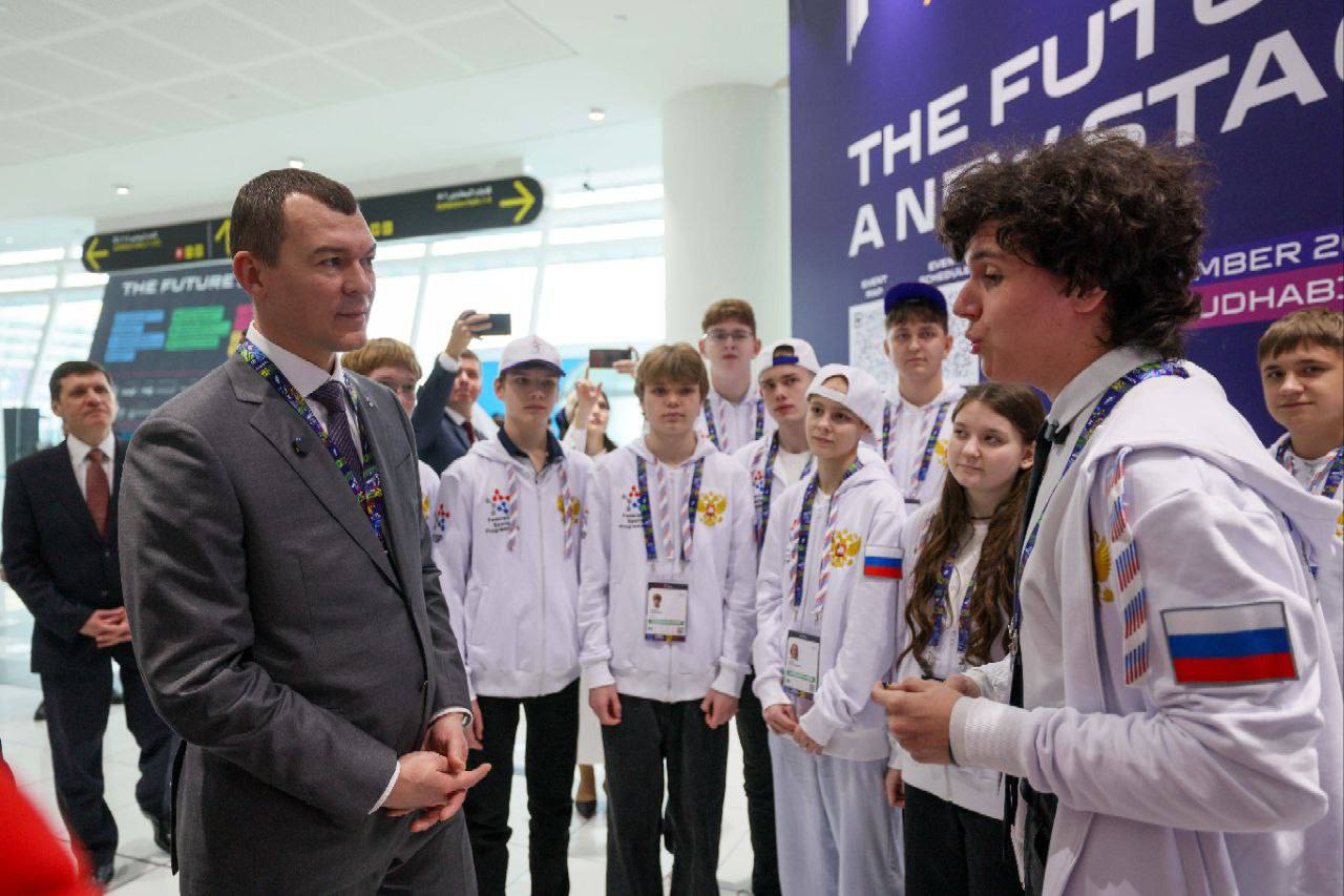 Михаил Дегтярёв: На площадке «Игр будущего» в Абу-Даби вместе с вице-премьером Татьяной Голиковой пообщался с нашими ребятами - победителями Кубка технологических видов спорта, который прошел в ноябре в Москве Михаил Дегтярёв: На площадке «Игр будущего» в Абу-Даби вместе с вице-премьером Татьяной Голиковой пообщался с нашими ребятами - победителями Кубка технологических видов спорта, который прошел в ноябре в Москве