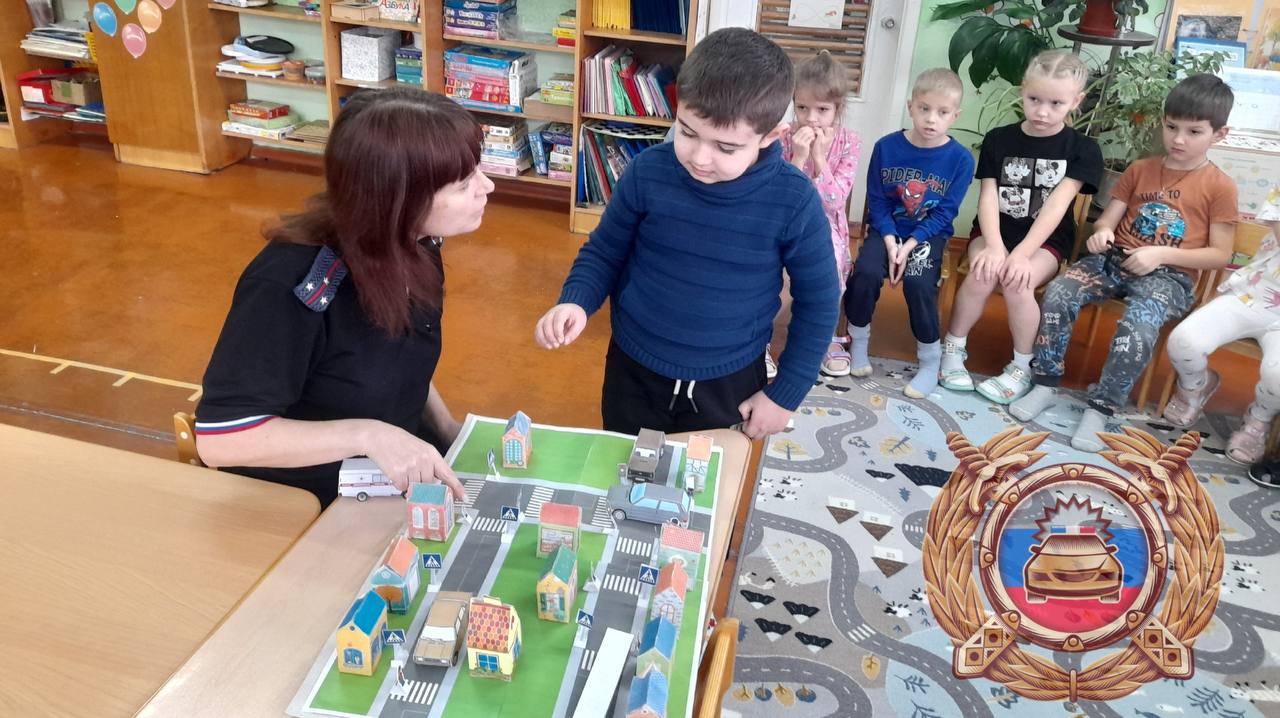 Сотрудники Госавтоинспекции г. Жигулевска провели профилактическую беседу с воспитанниками детского сада «Красная шапочка» Сотрудники Госавтоинспекции г. Жигулевска провели профилактическую беседу с воспитанниками детского сада «Красная шапочка»