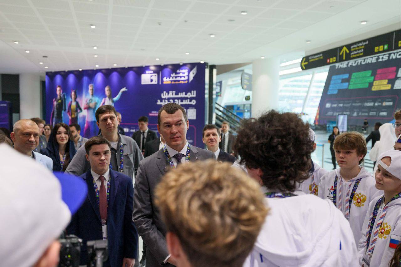 Михаил Дегтярёв: На площадке «Игр будущего» в Абу-Даби вместе с вице-премьером Татьяной Голиковой пообщался с нашими ребятами - победителями Кубка технологических видов спорта, который прошел в ноябре в Москве Михаил Дегтярёв: На площадке «Игр будущего» в Абу-Даби вместе с вице-премьером Татьяной Голиковой пообщался с нашими ребятами - победителями Кубка технологических видов спорта, который прошел в ноябре в Москве