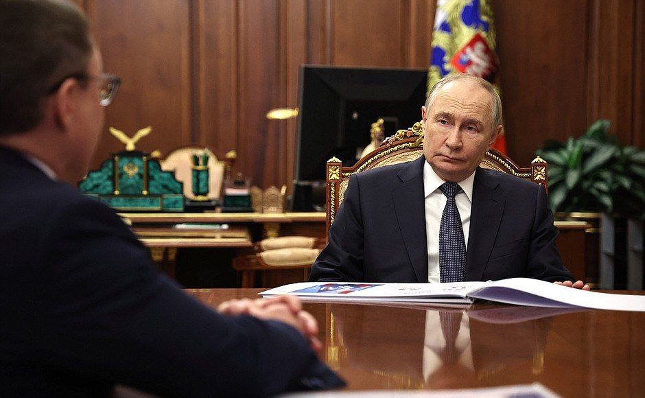 Президент России Владимир Путин провел встречу с секретарем Генсовета партии «Единая Россия» Владимиром Якушевым Президент России Владимир Путин провел встречу с секретарем Генсовета партии «Единая Россия» Владимиром Якушевым