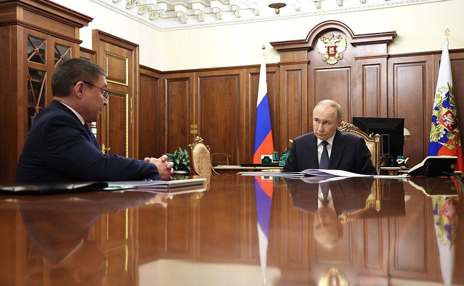 Президент России Владимир Путин провел встречу с секретарем Генсовета партии «Единая Россия» Владимиром Якушевым Президент России Владимир Путин провел встречу с секретарем Генсовета партии «Единая Россия» Владимиром Якушевым