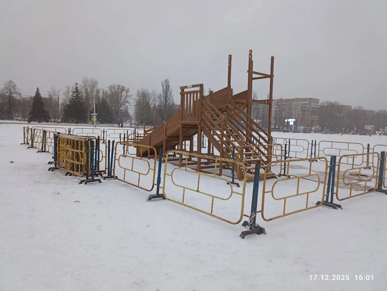 В Тольятти приступили к монтажу горок на Центральной площади