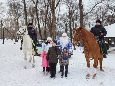 В областной столице, в рамках Всероссийской акции «Полицейский Дед Мороз» сотрудники ГУ МВД России по Самарской области, по уже сложившейся доброй традиции, помогли детям ощутить волшебство приближающегося новогоднего...