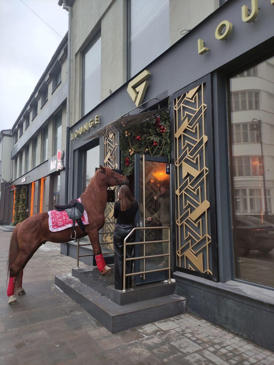 Лошадка, похоже, уже направилась отмечать праздники