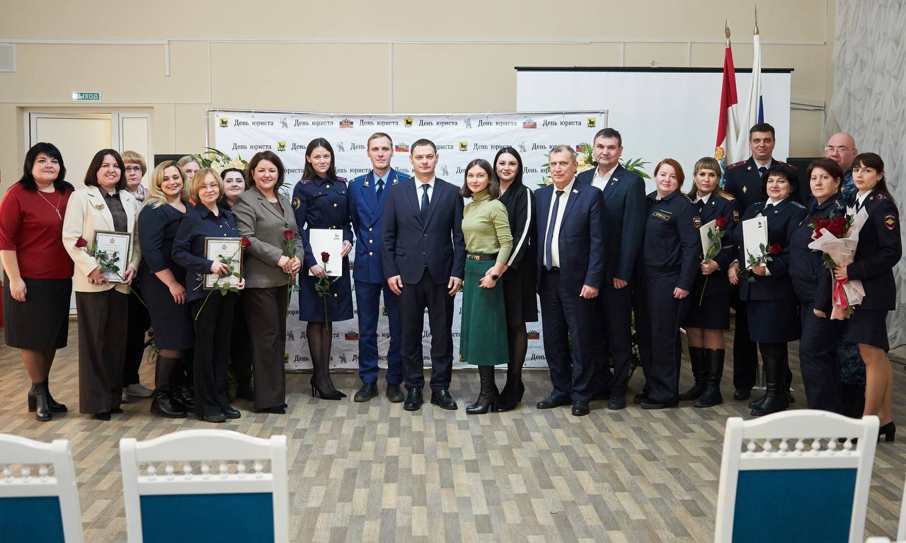 В декабре мы традиционно чествуем тех, кто посвятил свою жизнь служению Закону и справедливости, защите прав и свобод граждан В декабре мы традиционно чествуем тех, кто посвятил свою жизнь служению Закону и справедливости, защите прав и свобод граждан