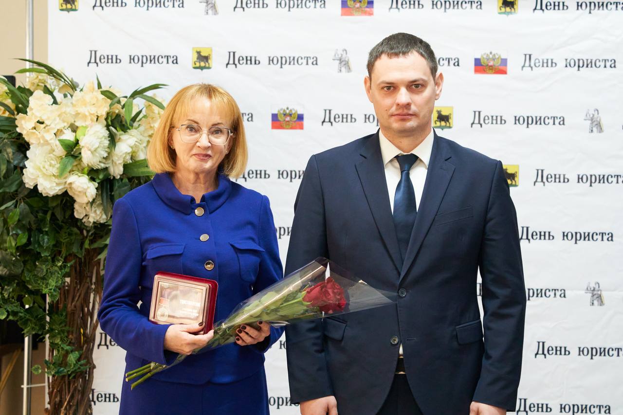 В декабре мы традиционно чествуем тех, кто посвятил свою жизнь служению Закону и справедливости, защите прав и свобод граждан В декабре мы традиционно чествуем тех, кто посвятил свою жизнь служению Закону и справедливости, защите прав и свобод граждан