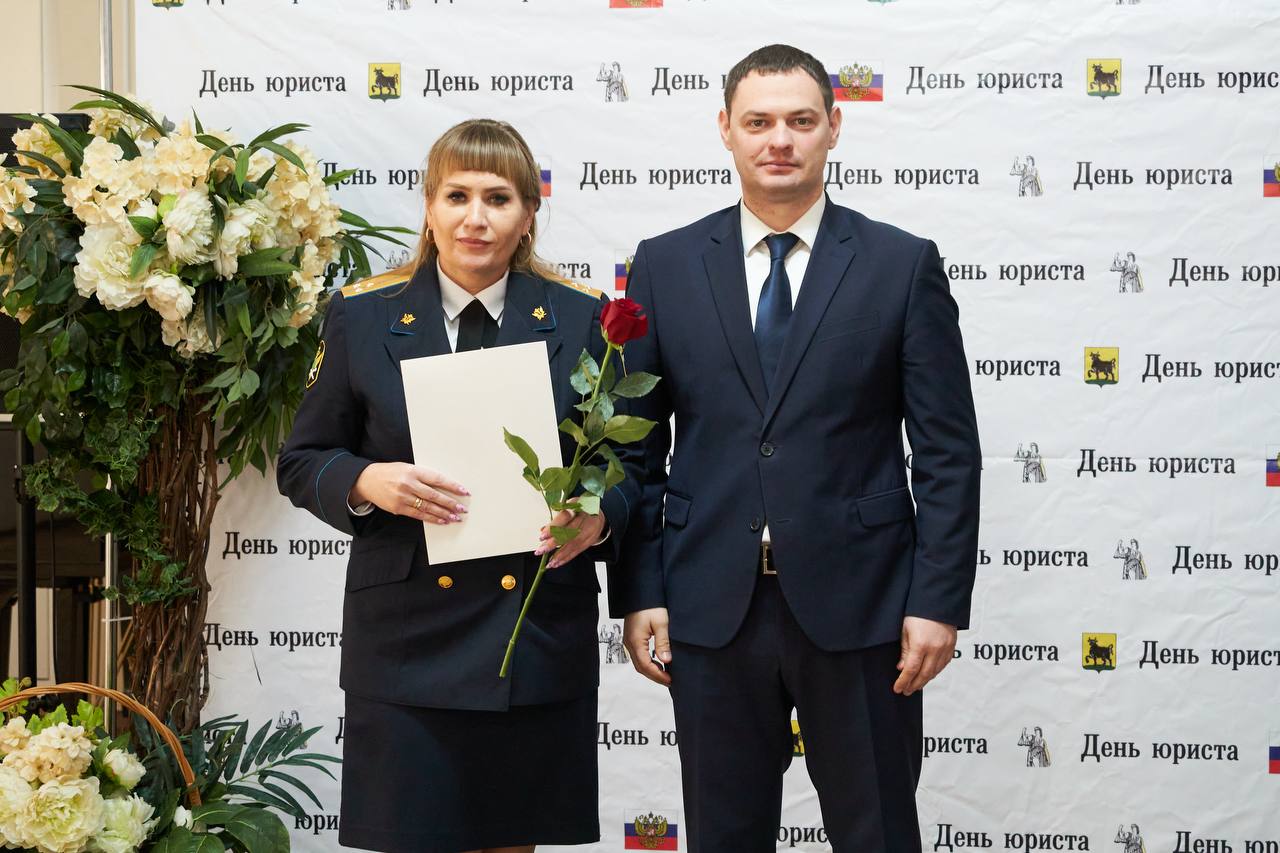 В декабре мы традиционно чествуем тех, кто посвятил свою жизнь служению Закону и справедливости, защите прав и свобод граждан В декабре мы традиционно чествуем тех, кто посвятил свою жизнь служению Закону и справедливости, защите прав и свобод граждан