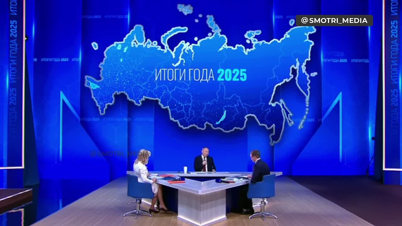 Владимиру Путину задали вопрос о том, какие именно материальные стимулы могли бы побудить молодёжь к созданию семей