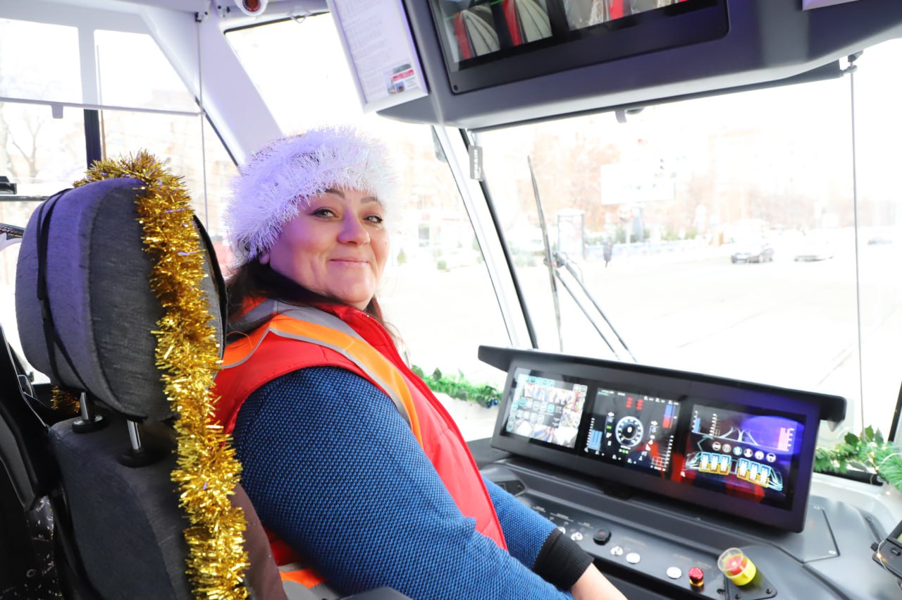 Украшенный новогодний транспорт вышел на городские маршруты в Самаре Украшенный новогодний транспорт вышел на городские маршруты в Самаре