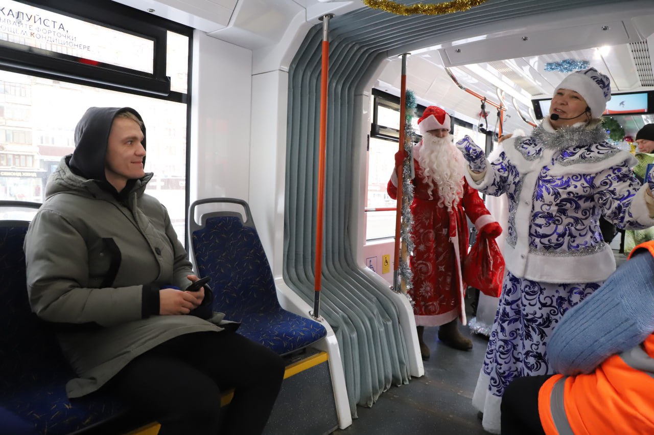 Украшенный новогодний транспорт вышел на городские маршруты в Самаре Украшенный новогодний транспорт вышел на городские маршруты в Самаре