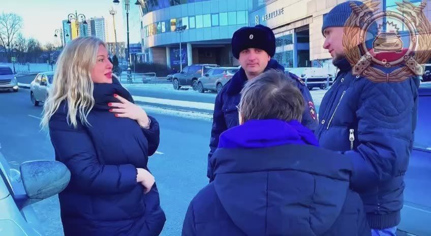 В преддверии новогодних праздников сотрудники Госавтоинспекции вышли на улицы города, чтобы поздравить всех участников дорожного движения с наступающим Новым годом