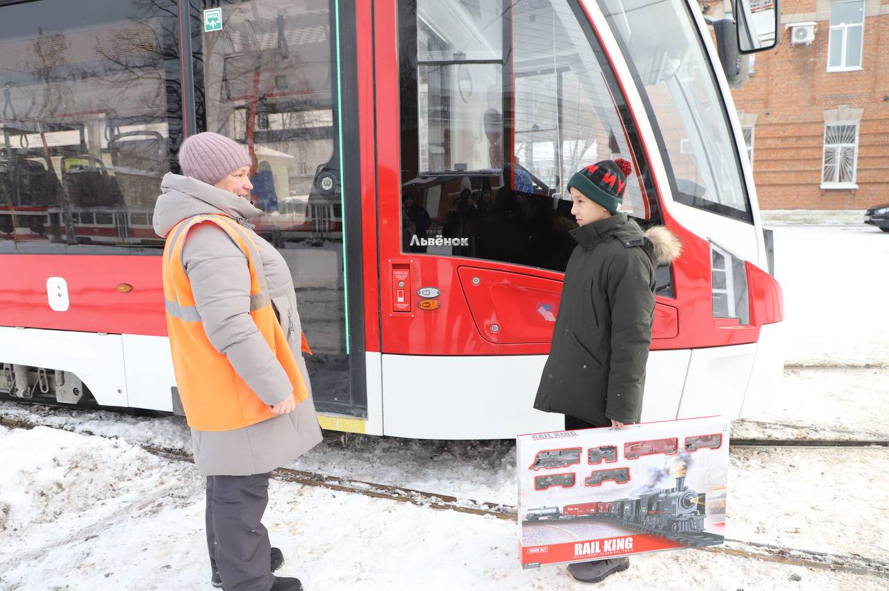 Экскурсию на базу «Трамвайно-троллейбусного управления» организовали для участника акции «Елка желаний» в Самаре Экскурсию на базу «Трамвайно-троллейбусного управления» организовали для участника акции «Елка желаний» в Самаре