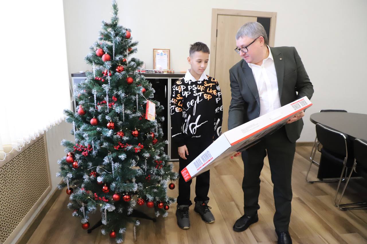 Экскурсию на базу «Трамвайно-троллейбусного управления» организовали для участника акции «Елка желаний» в Самаре