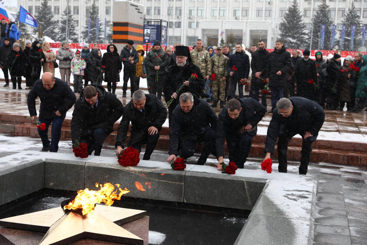 В Самаре возложили цветы к Вечному огню в память о трагедии в Макеевке В Самаре возложили цветы к Вечному огню в память о трагедии в Макеевке