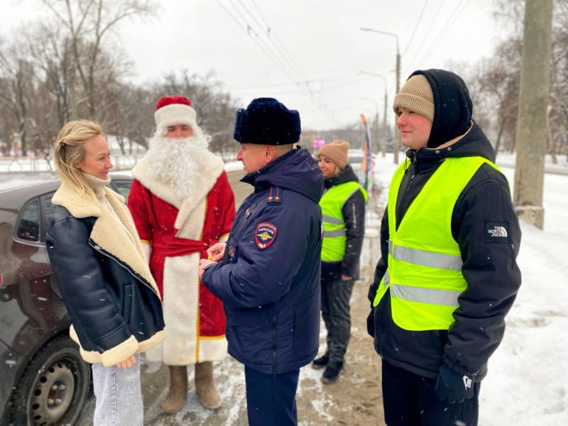 В областной столице в рамках Всероссийской акции МВД «Полицейский Дед Мороз» на оживленных перекрестках города сотрудники Госавтоинспекции совместно с представителями Общественного совета при территориальном органе...