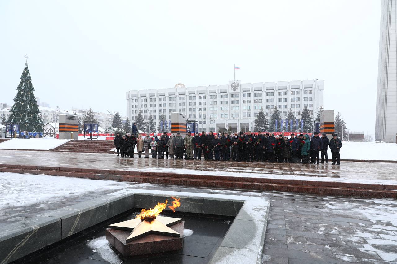 В Самаре возложили цветы к Вечному огню в память о трагедии в Макеевке В Самаре возложили цветы к Вечному огню в память о трагедии в Макеевке