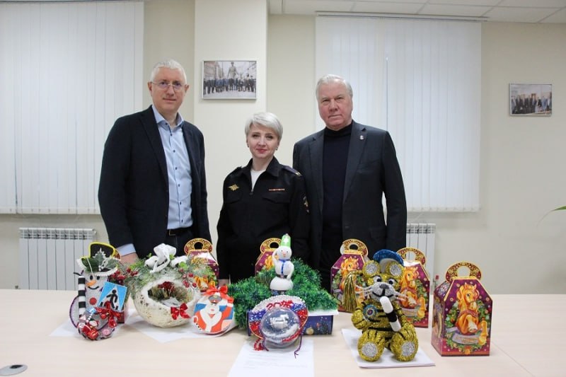 Сотрудники Главного управления МВД России по Самарской области совместно с Общественным советом при региональном главке полиции подвели итоги конкурса детских новогодних поделок, проводимого в рамках Всероссийской акции МВД...