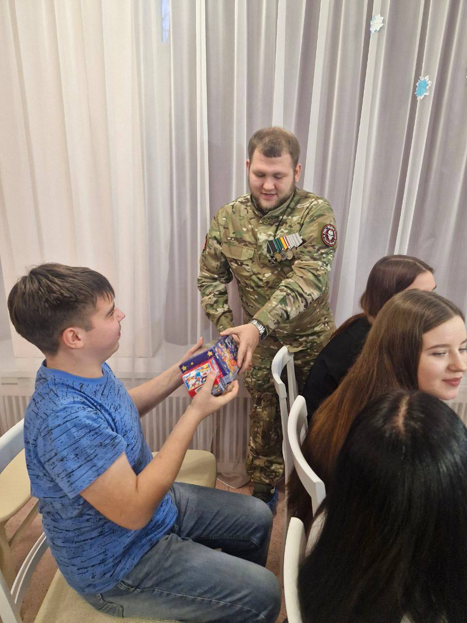 Бывшие воспитанники возвращаются с добром: выпускник центра «Феникс» и ветераны СВО подарили детям новогодний праздник