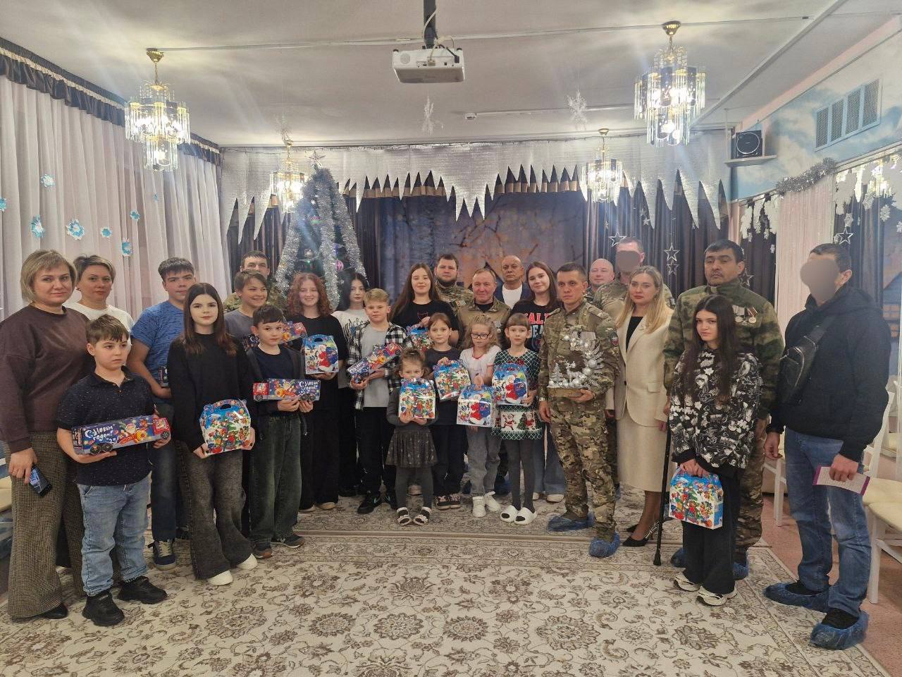 Бывшие воспитанники возвращаются с добром: выпускник центра «Феникс» и ветераны СВО подарили детям новогодний праздник Бывшие воспитанники возвращаются с добром: выпускник центра «Феникс» и ветераны СВО подарили детям новогодний праздник