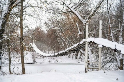 Мостик в Камышле каждую зиму плотно усыпан снегом — это сказочно прекрасно