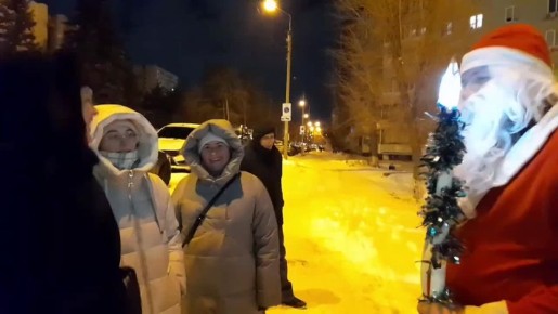 Ваня Дед Мороз. Каждый год 31 декабря обычный тольяттинец Иван надевает костюм Деда Мороза, покупает на свои собственные деньги мешок подарков и выходит на улицы города