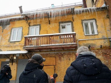 В Самаре началась активная расчистка крыш от снега и наледи