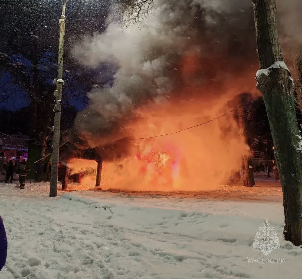 В парке Гагарина в Самаре сгорел любимый горожанами аттракцион «Мягкий лабиринт» В парке Гагарина в Самаре сгорел любимый горожанами аттракцион «Мягкий лабиринт»