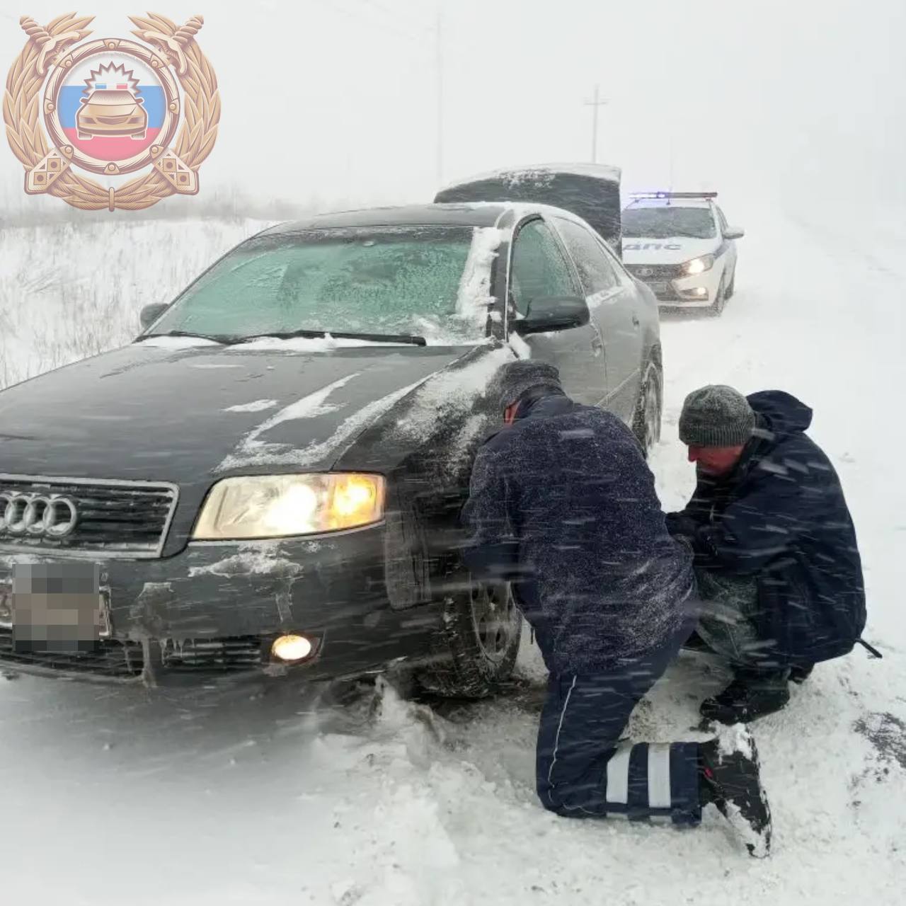 В условиях сильного снегопада экипаж отдельного взвода ДПС Госавтоинспекции Волжского района оказал помощь водителю на 6-м километре автодороги Волжский–Курумоч–М5 «Урал»
