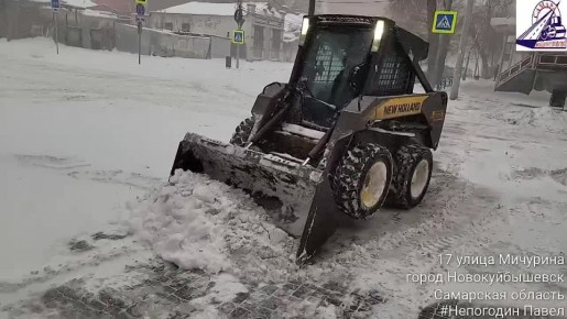 В Самаре проводят уборку снега во время сильной метели