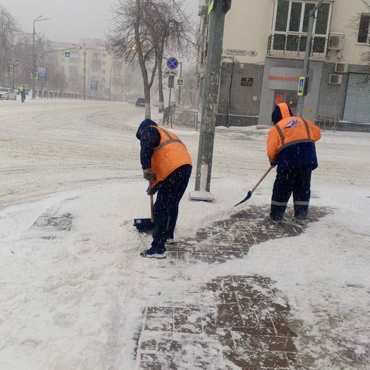В Самаре проводят уборку снега В Самаре проводят уборку снега