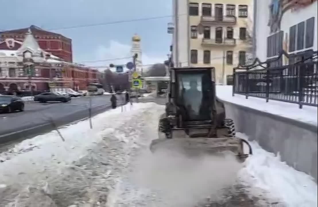 В Самаре приводят в порядок тротуары и лестницы