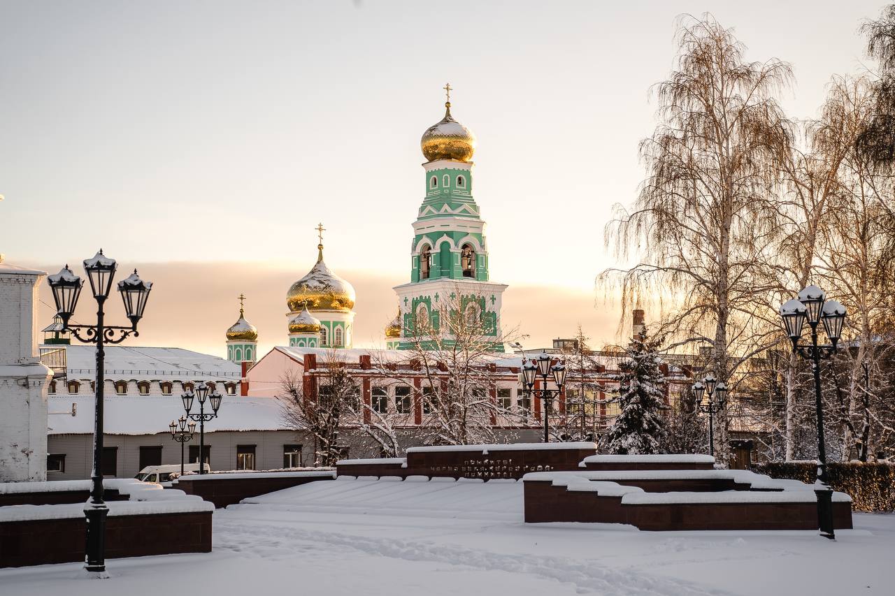 С Рождеством Христовым. В этот светлый праздник хочется пожелать добра, мира и спокойствия в каждом доме