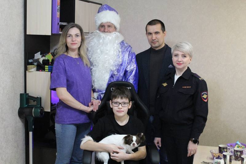 В областной столице, в рамках Всероссийской благотворительной акции «Ёлка желаний», сотрудники ГУ МВД России по Самарской области совместно с представителем Общественного совета при региональном главке полиции Ригилем...
