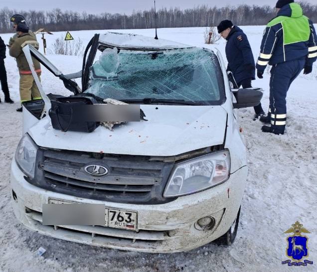 Полицейские работают на месте ДТП в Красноярском районе, где погибли два человека Полицейские работают на месте ДТП в Красноярском районе, где погибли два человека