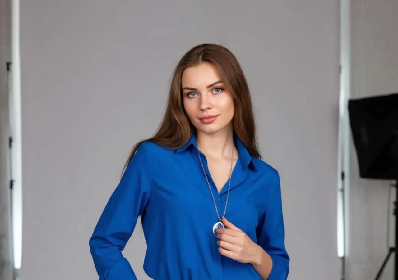 Хромированные тона, цветочный принт и широкая линия плеч: что будет в тренде в 2026 году