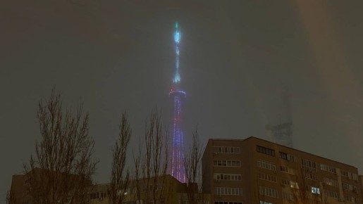 Завершаем еще один праздничный день под огнями телебашни, ярко освещающими всю Самару своим завораживающим и лучистым светом