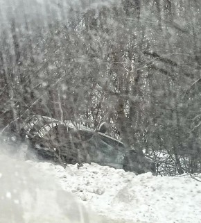 Еще одна авария. Машину выбросило в кювет